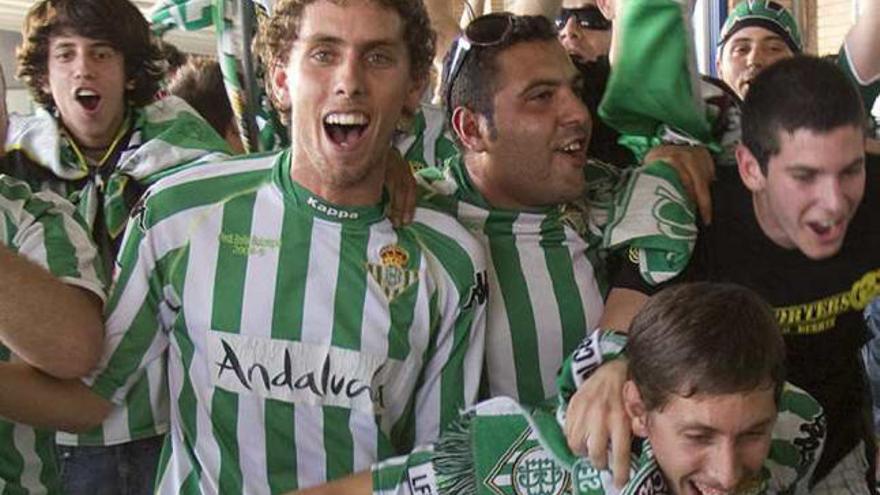 Aficionados verdiblancos celebran el ascenso de su equipo.