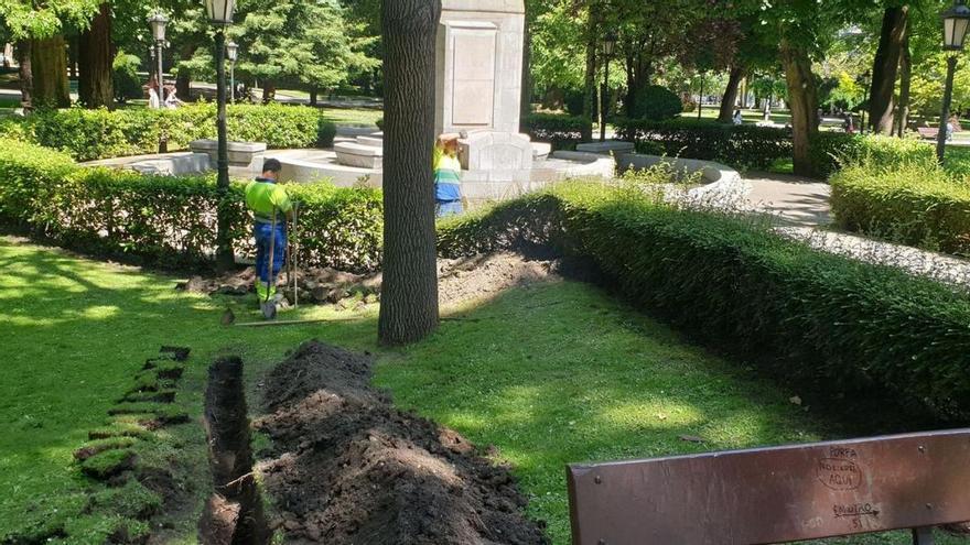 La fuente de Clarín, en el Campo San Francisco de Oviedo, ensaya la recuperación de su agua