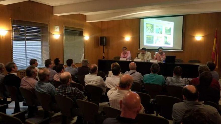 Reunión celebrada ayer en la Cámara de Comercio.