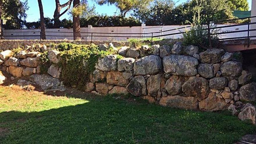 Suposades restes arqueològiques usades en un jardí privat.