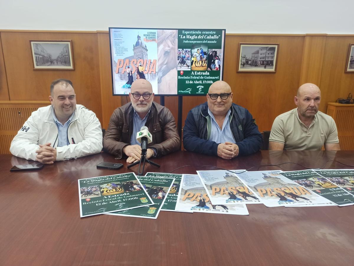 El concejal Oscar Durán junto a Manuel Ángel Pereiras, Rubén Figueiras y Ramiro Touceda, presidente y miembros de SOCADE durante la presentación