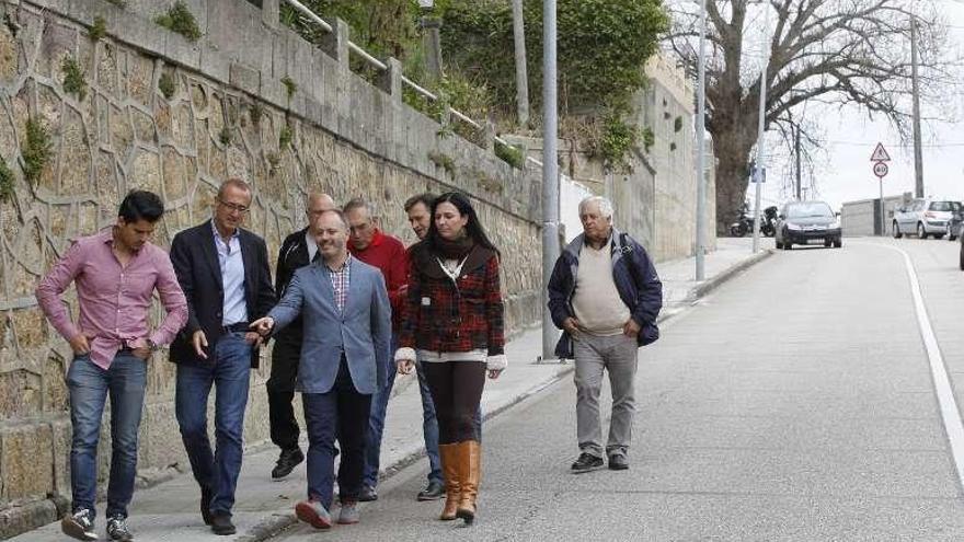 Un momento de la visita oficial de ayer a la Rúa Mariñeiro. // Jose Lores