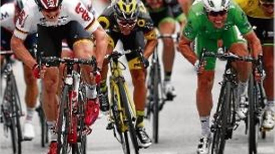 Mark Cavendish (dreta), lluitant per la primera posició a Angers.