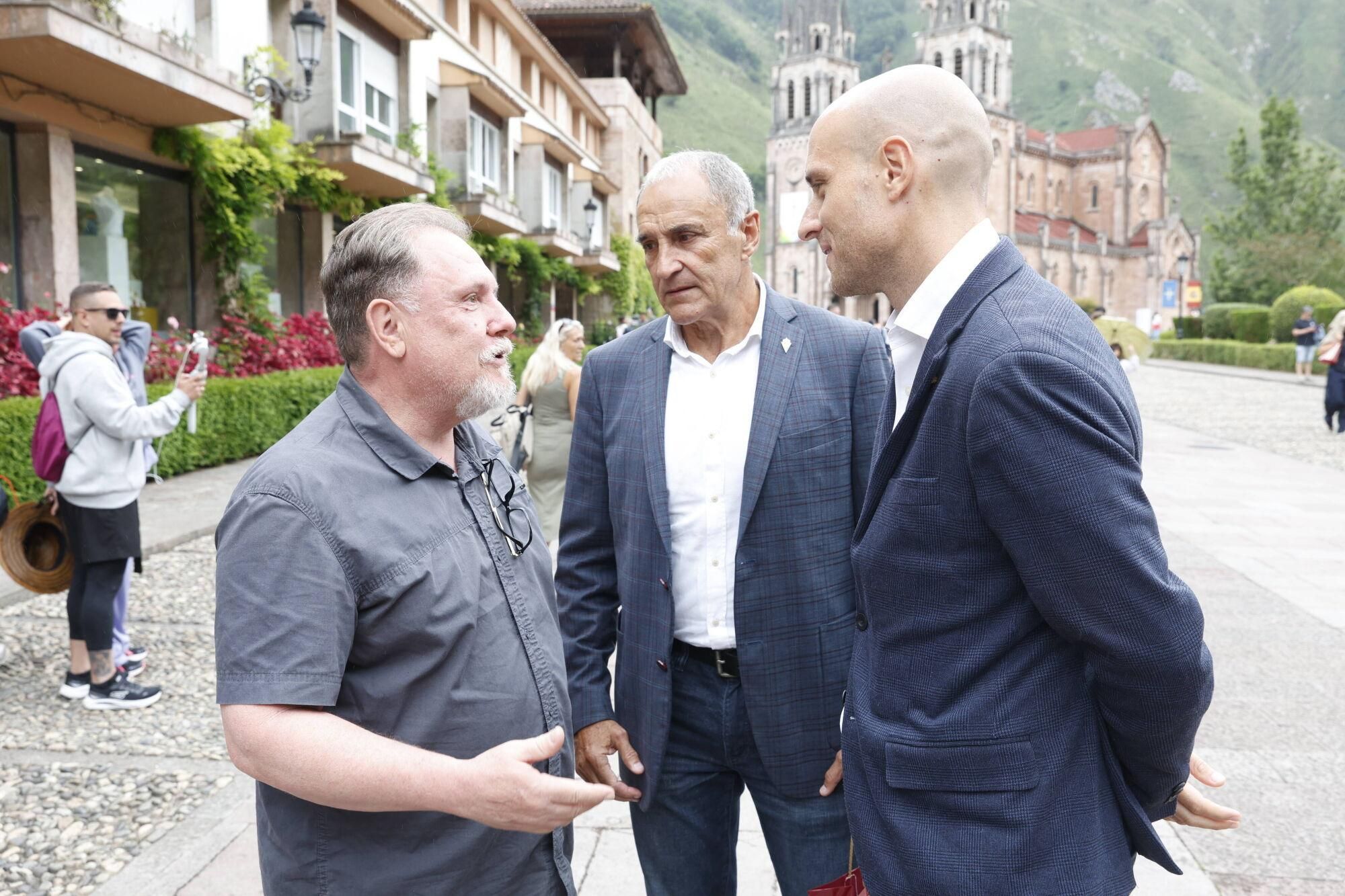 EN IMÁGENES: Visita del Sporting a La Santina en Covadonga
