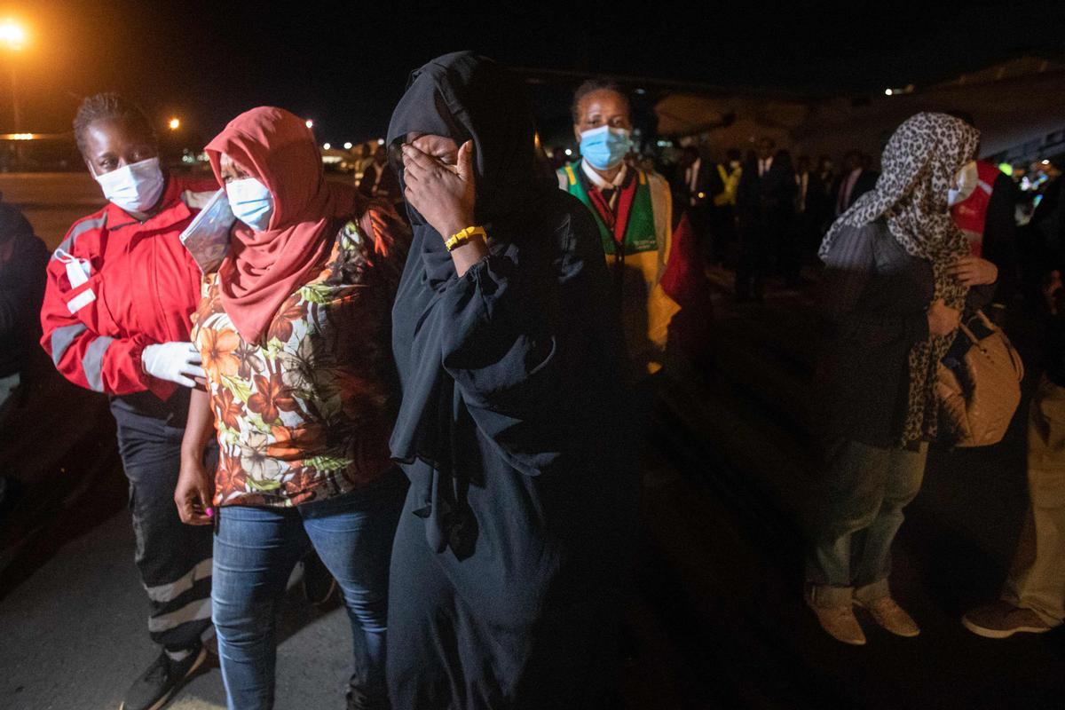 Ciudadanos de Kenia y de Somalia son evacuados en avión desde Jartum, la capital de Sudán