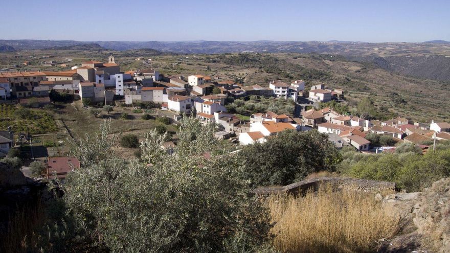 Vista general del pueblo de Fermoselle con los Arribes al fondo. | Emilio Fraile