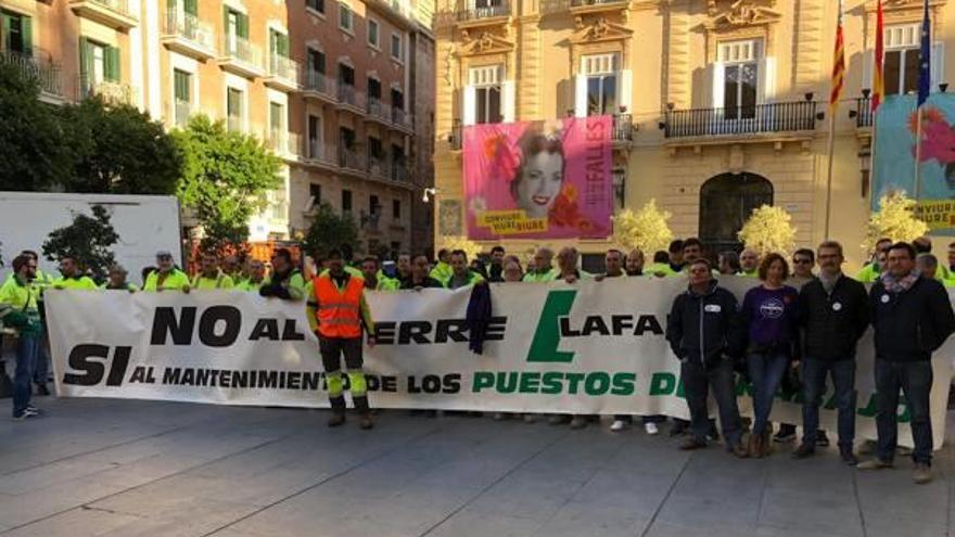 Los trabajadores de Lafarge y empresas auxiliares protestaron ante el Palau.