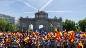 Miles de personas se han manifestado este domingo en la Puerta de Alcalá de Madrid contra la amnistía y el Gobierno de Pedro Sánchez.