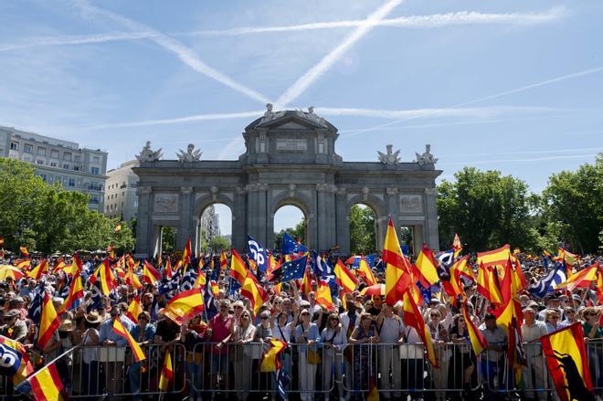 Miles de personas se han manifestado este domingo en la Puerta de Alcalá de Madrid contra la amnistía y el Gobierno de Pedro Sánchez.