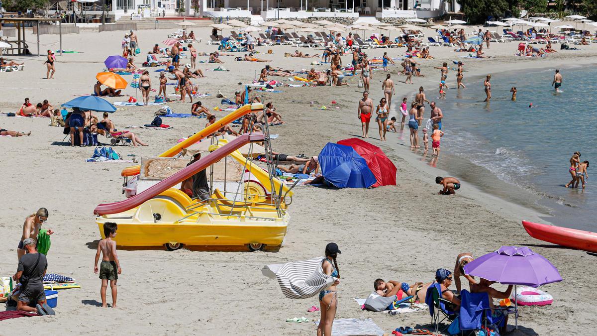 Cala Llonga sale del letargo