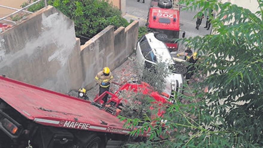 Una grua es descontrola  en un pendent i causa un aparatós accident a Palamós