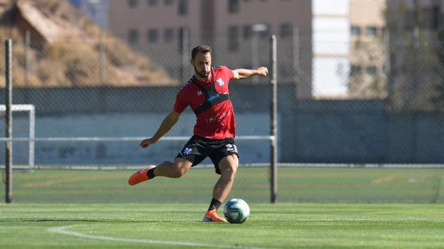 Filip Malbasic, tirando a puerta durante el entrenamiento de ayer en El Mundialito.