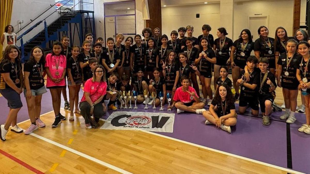 Foto de grupo del Club Voleibol Arenas