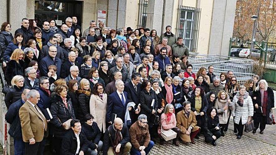 Foto de familia de los empleados públicos de la Junta que recibieron las distinciones por años de servicio o jubilación.