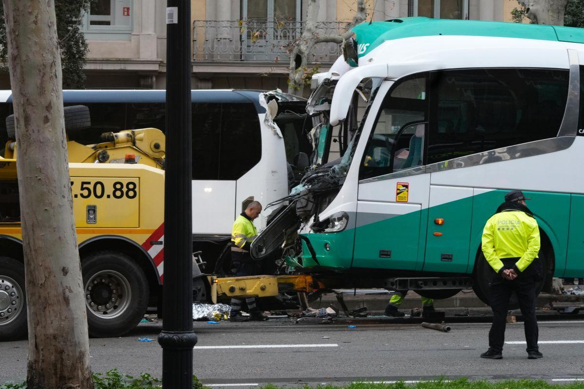 Choque de dos autocares en la Diagonal con una treintena de heridos