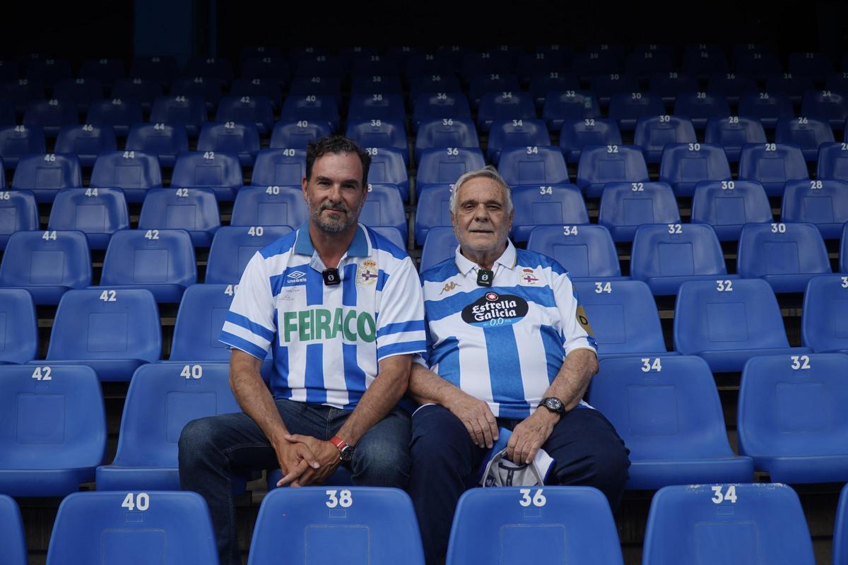 Federico hijo y Federico padre, sentados en la grada de Riazor