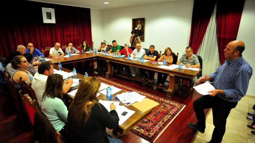 Hipólito Cabezas durante su intervención en el pleno de Vilanova del pasado mes de septiembre. // I. A.