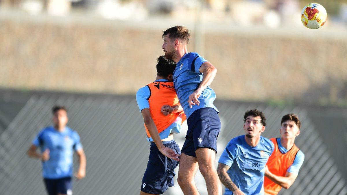Amet Korça, en una acción del partido de entrenamiento de ayer frente al filial