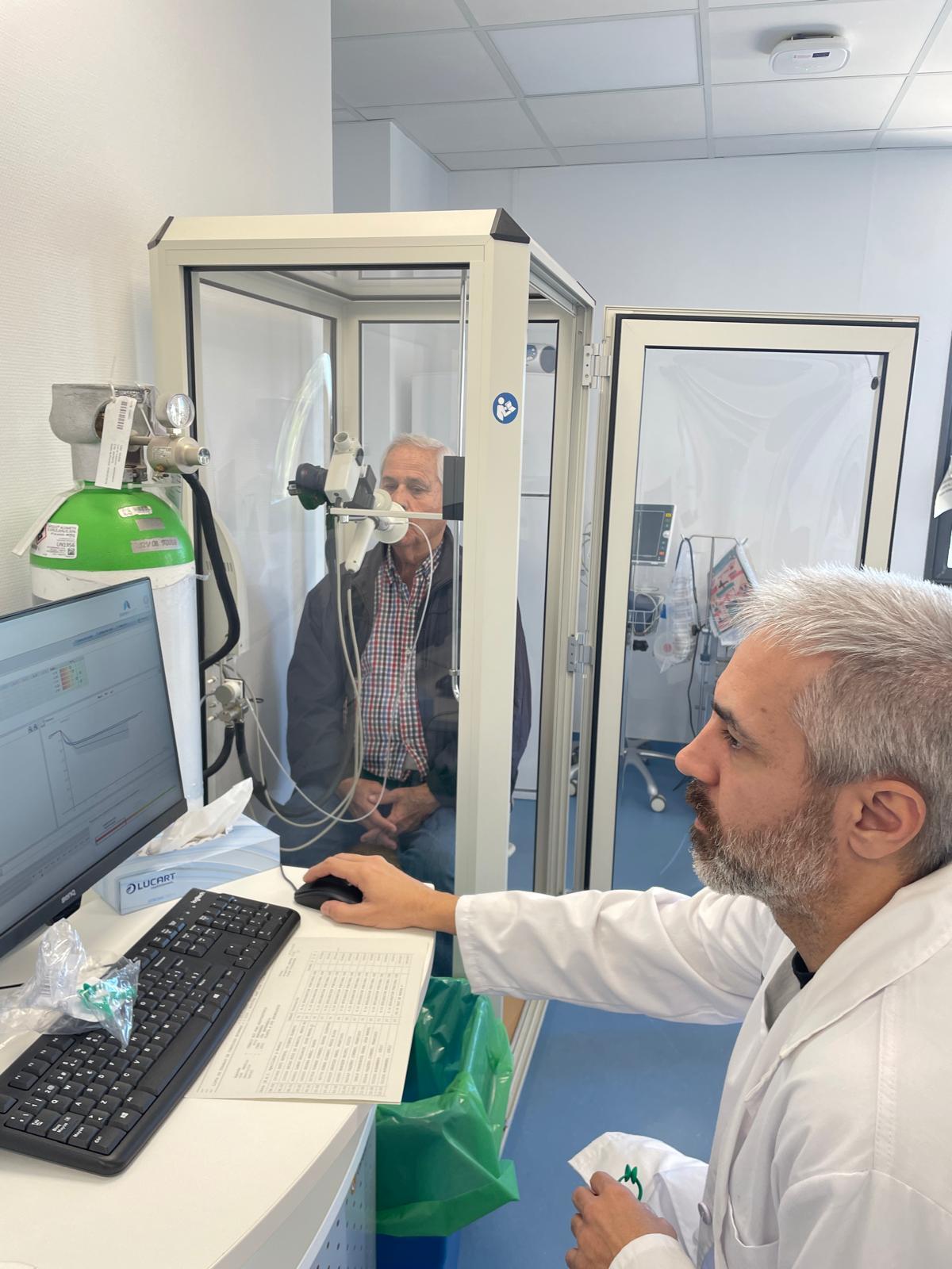 Un paciente se somete a una prueba de EPOC en el Hospital de Sant Joan