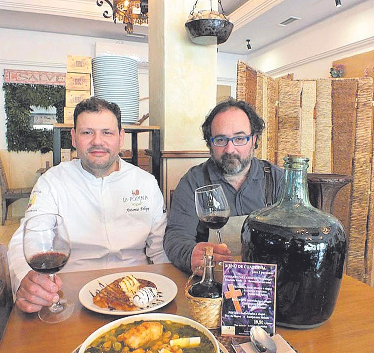 Felipe Martín y Juan Molina, con un potaje de vigilia y torrija.