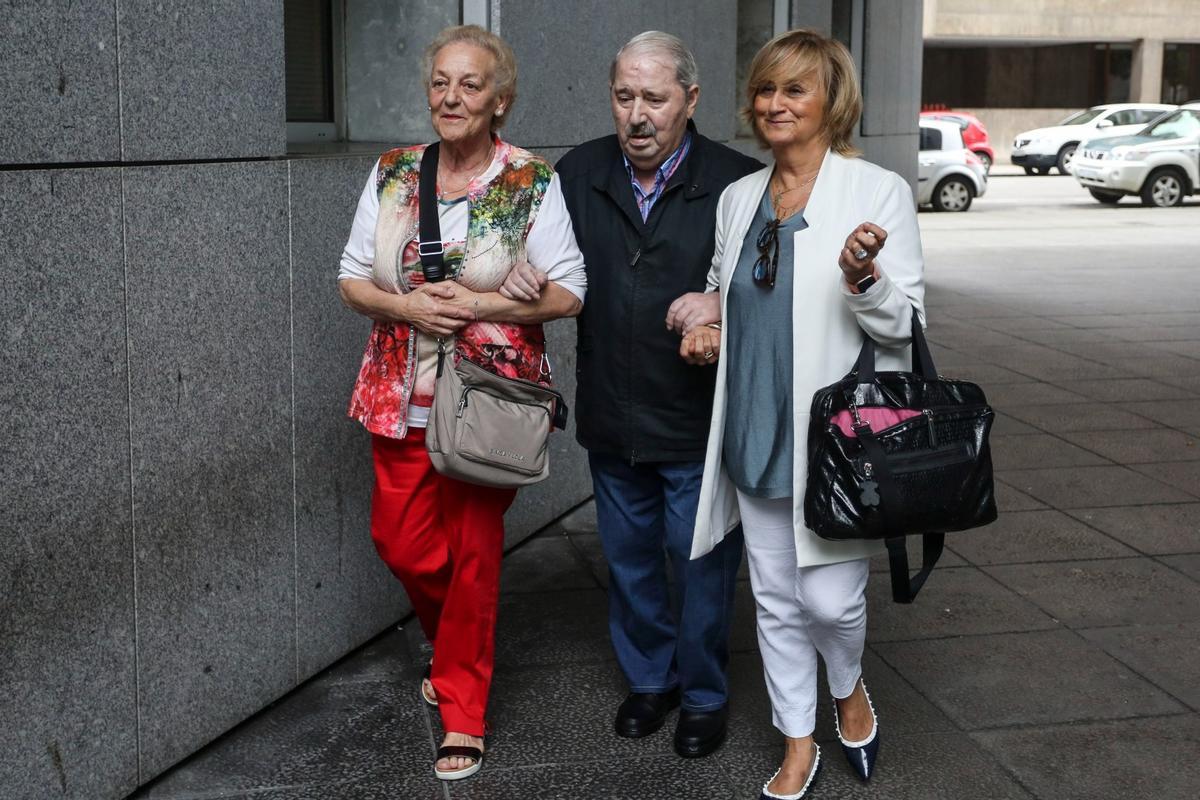 José Ángel Fernández Villa, entre su esposa, María Jesús Iglesias, y la procuradora Laura Fernández-Mijares.
