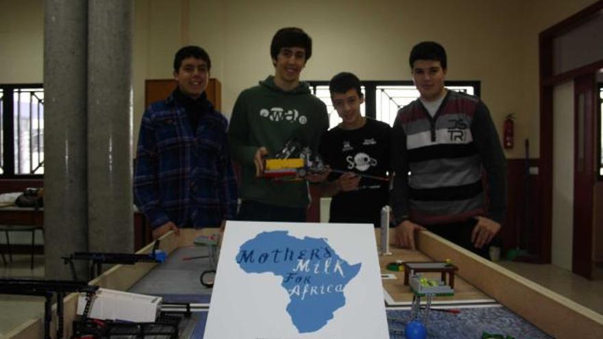 Por la izquierda, Arturo Fernández, Luis Goitisolo, Fernando García e Iván Larriety, en el Colegio Santo Domingo.