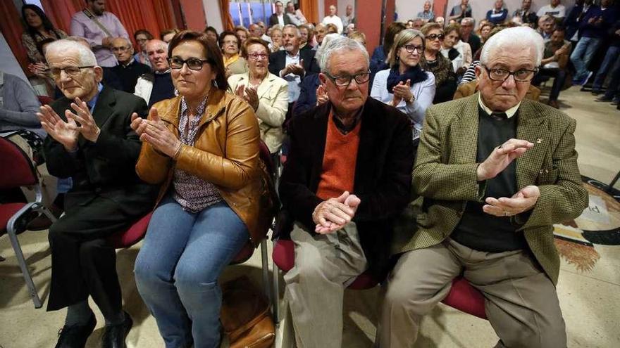 Homenaje a los &quot;mayores y mejores&quot; de Coruxo  |  La Asociación de jubilados y pensionistas de Coruxo Avoa celebró ayer un homenaje a los &quot;mayores -todos nacidos en 1932- y mejores&quot; padres del barrio: (de izq. a dch.) Jaime Monroy, quien, aunque se jubiló del mar a los 56 años, ha seguido pescando; la hija de Manuel Comensaña, que no pudo acudir por enfermedad; Alfredo Carlos Pérez, que asegura que cuanto más viaja más valora Galicia, y Francisco Todea, cerca de ser bisabuelo por segunda vez.