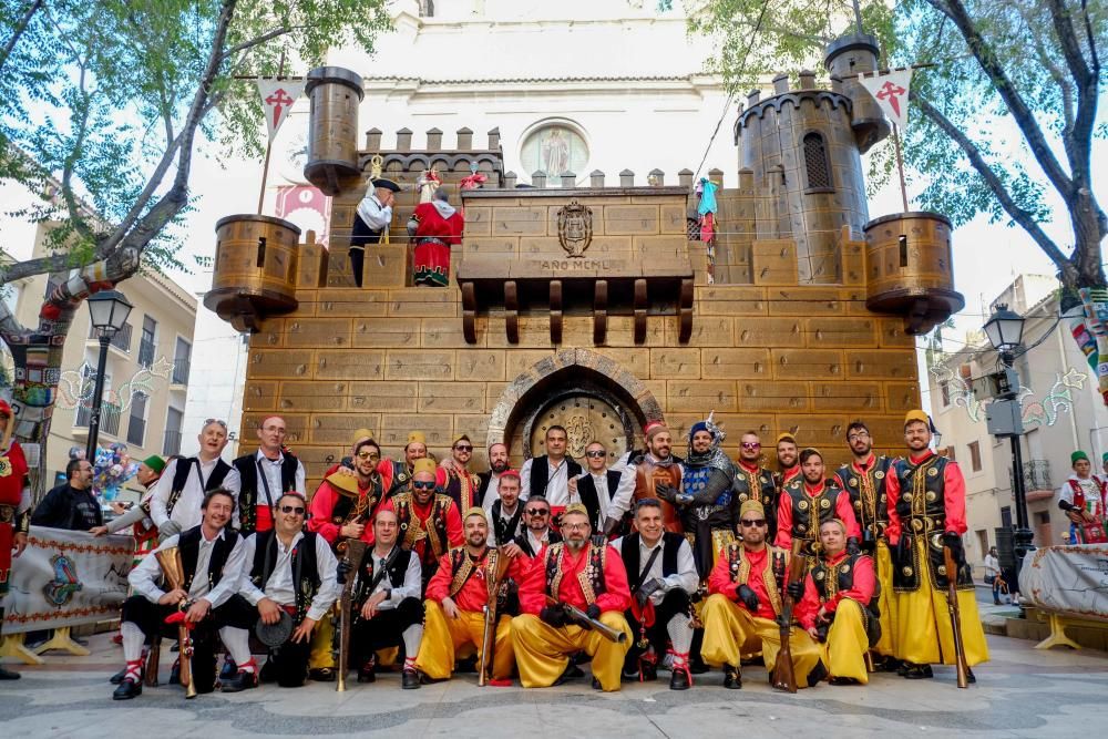 Las diez comparsas acompañan al santo en su tradicional bajada ante miles de vecinos que aguardan con emoción su paso