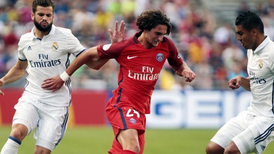 Rabiot, del PSG, se va de varios jugadores del Madrid.