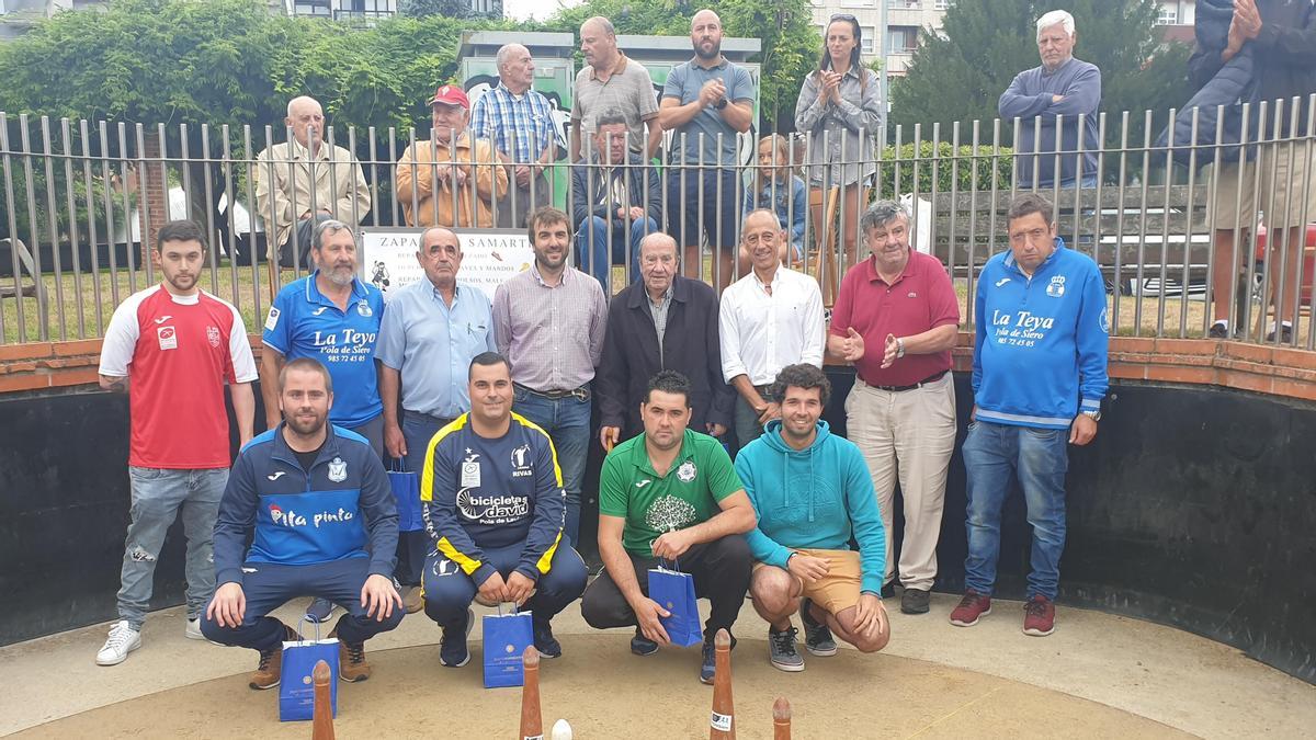 Premiados y organizadores en la bolera del parque Alfonso X de Pola de Siero.