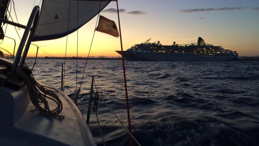 Vista del crucero fondeado en Torrevieja desde un velero poco antes de ponerse el sol