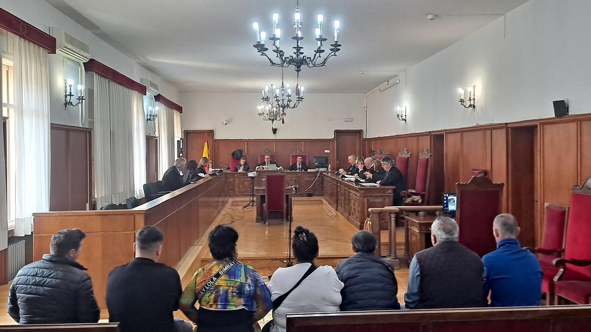 Siete de los acusados en la sala de la Audiencia Provincial de Badajoz, este lunes.