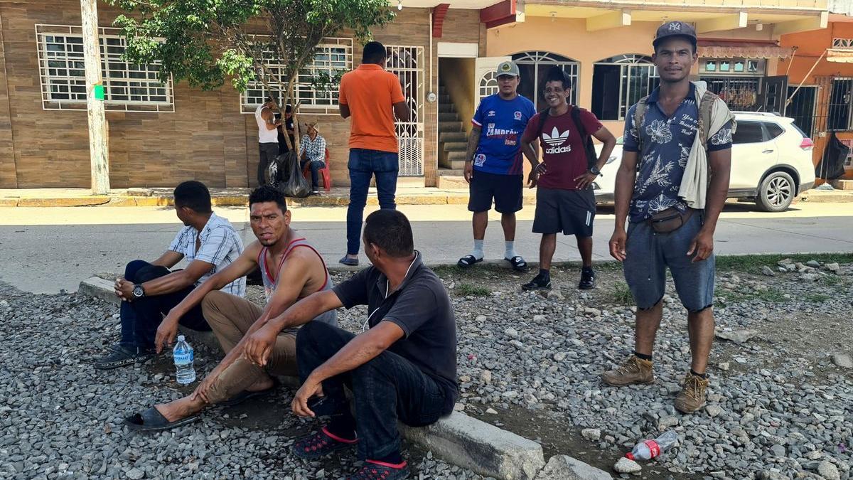 Migrantes de Centroamérica descansan en la ciudad mexicana de Coatzacoalcos.
