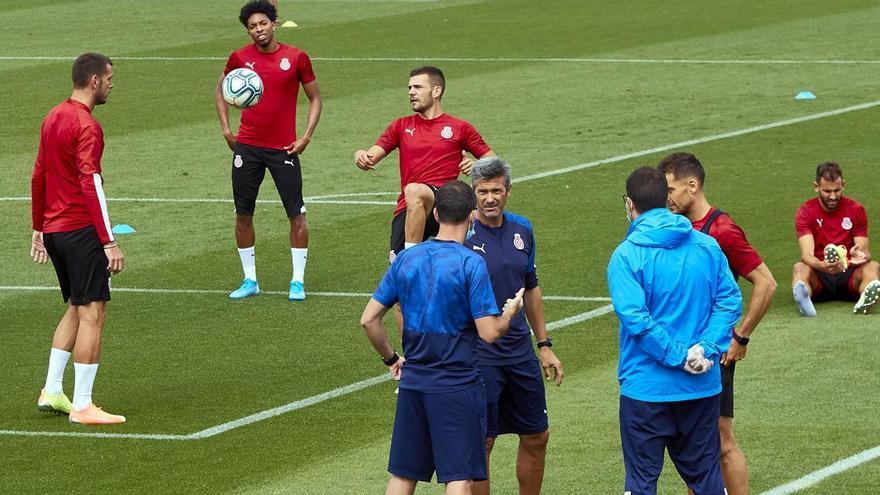 Pep Lluís Martí i el cos tècnic parlant durant un entrenament