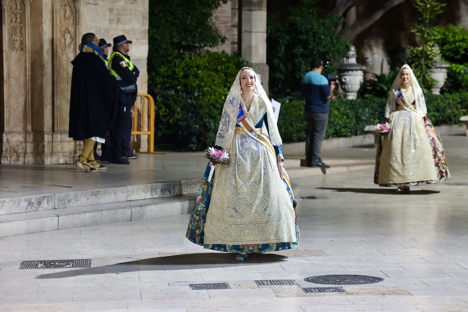 Laura Mengó y su corte coronan la ofrenda a la Virgen