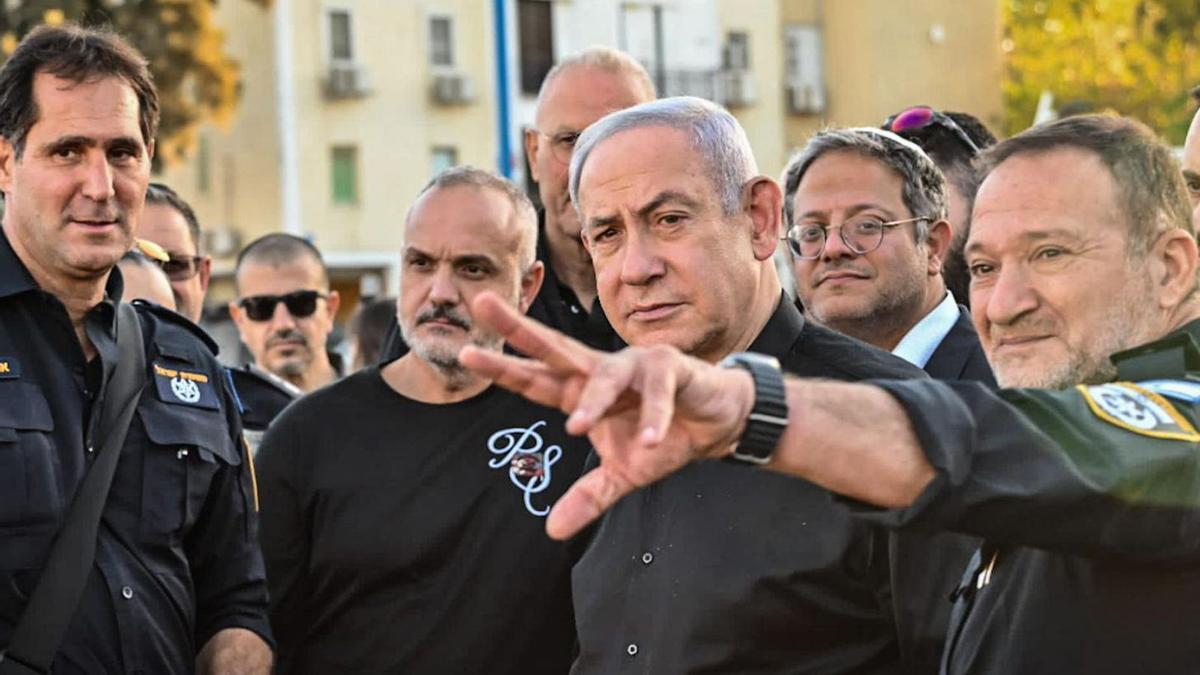 Netanyahu visita la derruïda comissaria de policia de Sderot. | KOBI GIDEON / EUROPA PRESS