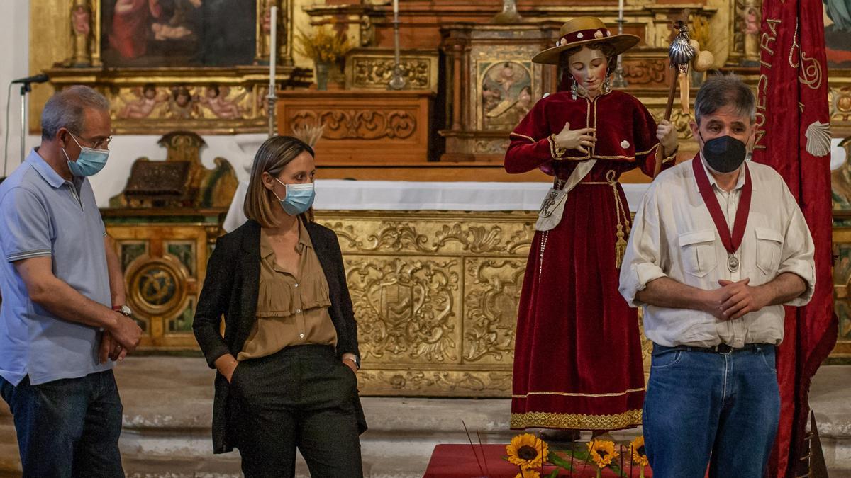 Imagen de La Peregrina en San Antolín, junto al presidente de la Cofradía y los restauradores