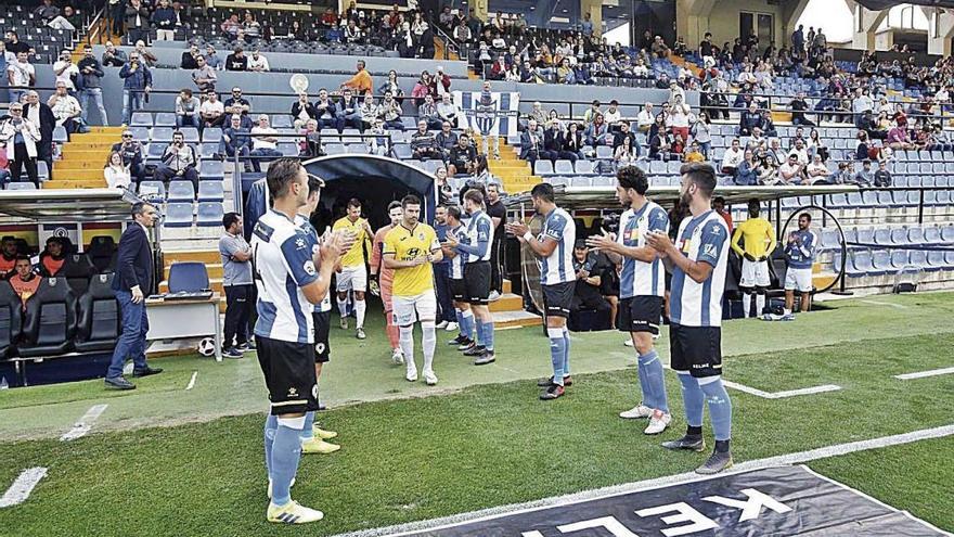 El Hércules hizo el pasillo de campeón al Atlético Baleares.