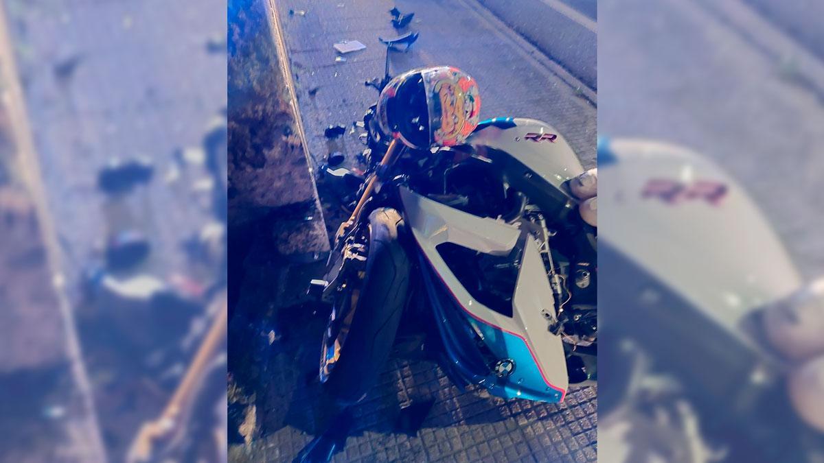 La motocicleta quedó destrozada tras el fatal impacto.