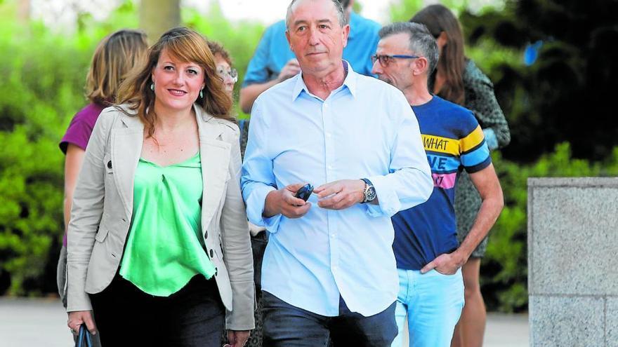 Joan Baldoví, junto a Maria Josep Picó, número dos de Més Compromís, ayer en València.