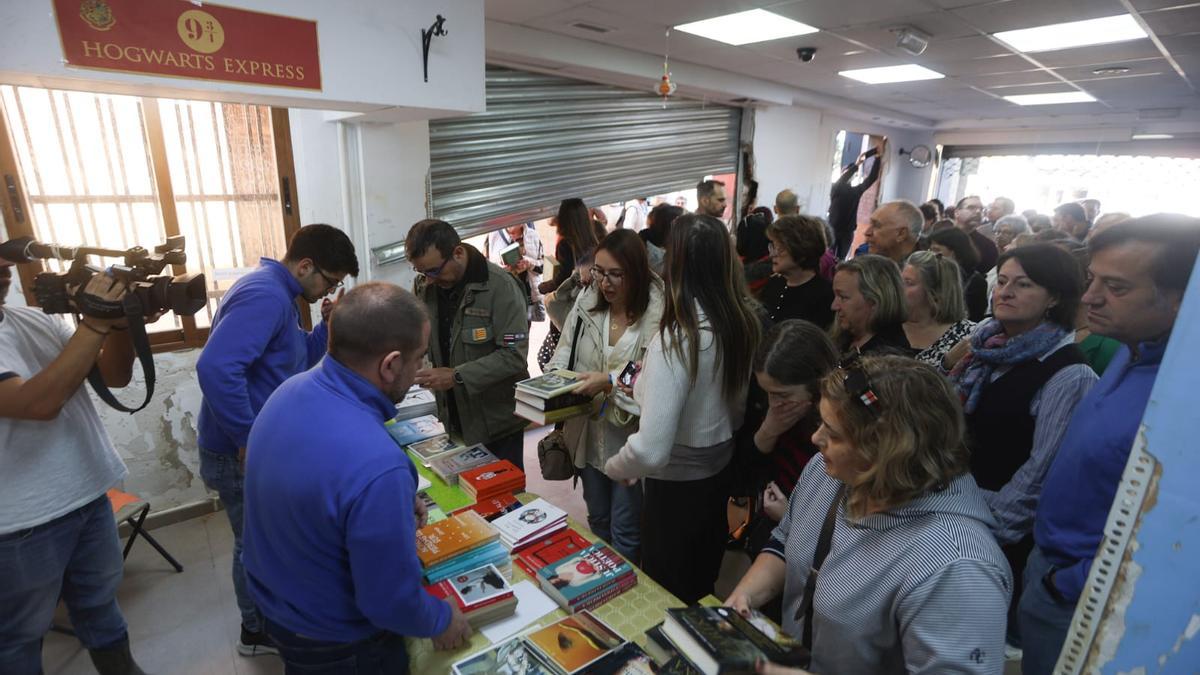 Compra de libros donados por sus autores y autoras este viernes en Picanya.