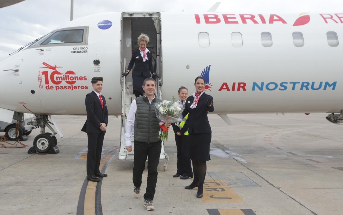 José Carlos Castilla, a la salida del vuelo en Valencia.