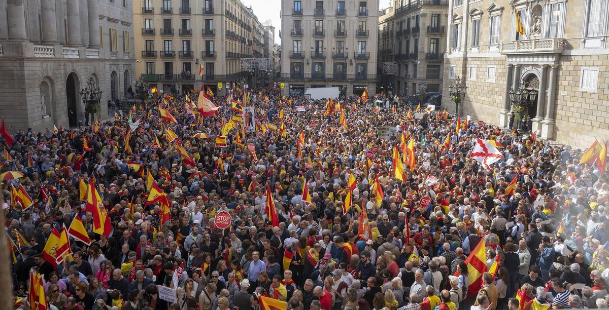 El rechazo a la amnistía en la calle se extiende. En la foto, manifestación en la plaza de Sant Jaume de Barcelona, el 12 de noviembre