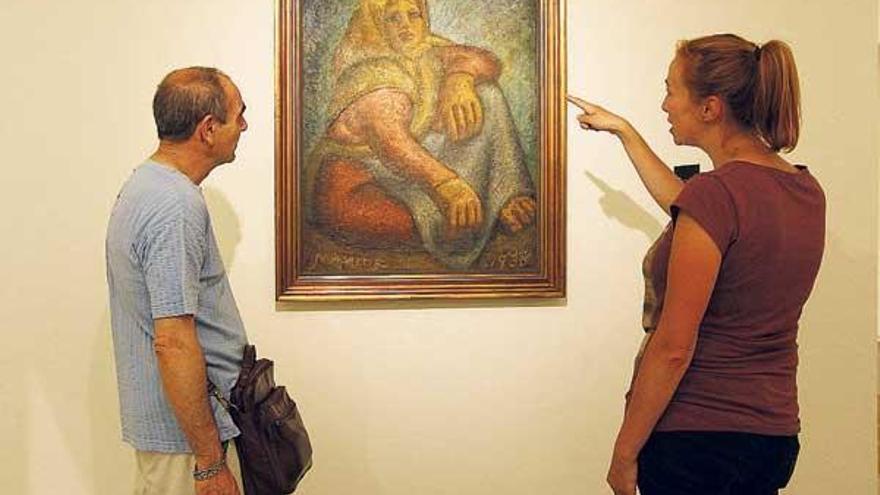 Una de las guías muestra &quot;Muller sentada&quot; a un visitante en la Pinacoteca Municipal.  // Marta G. Brea