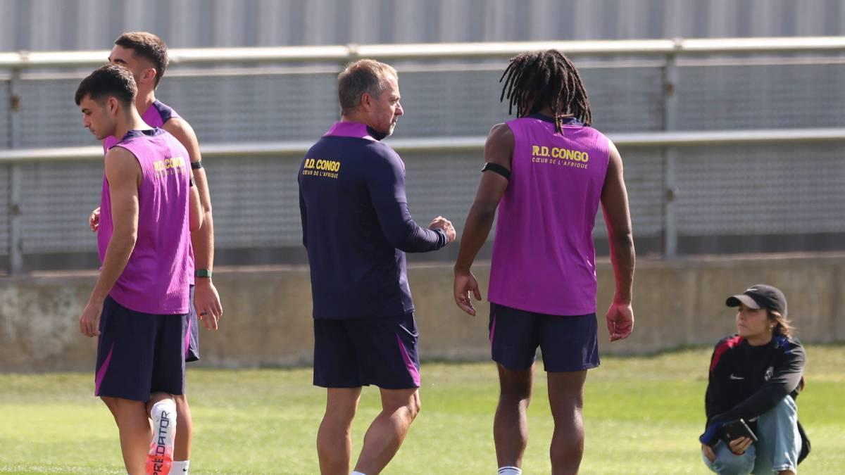 Flick conversa con Koundé en un entrenamiento reciente