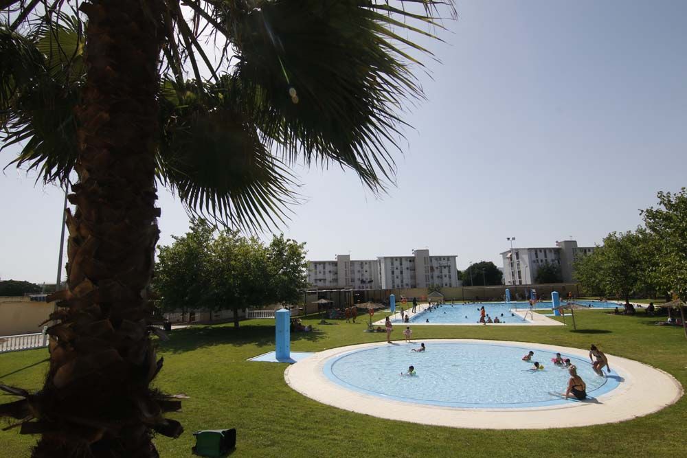 Apertura de la temporada de baños en la piscina de la calle Torremolinos