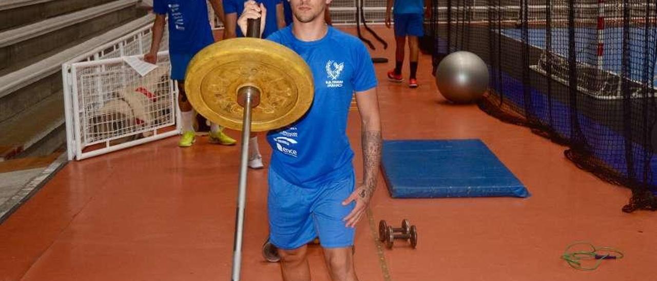 Iván Rodríguez durante el entrenamiento de gimnasio del martes. // Rafa Vázquez