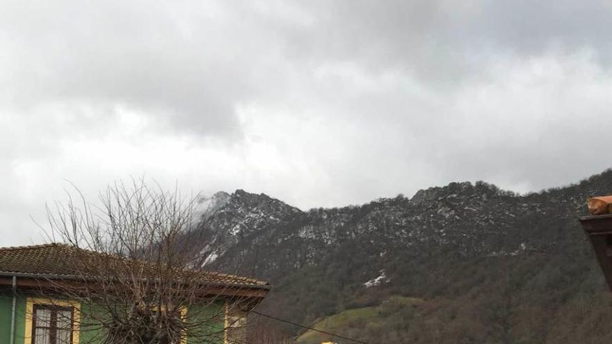 La alcaldesa Marta Alonso con parte de la maquinaria afectada, ayer, en San Xuan de Beleño.