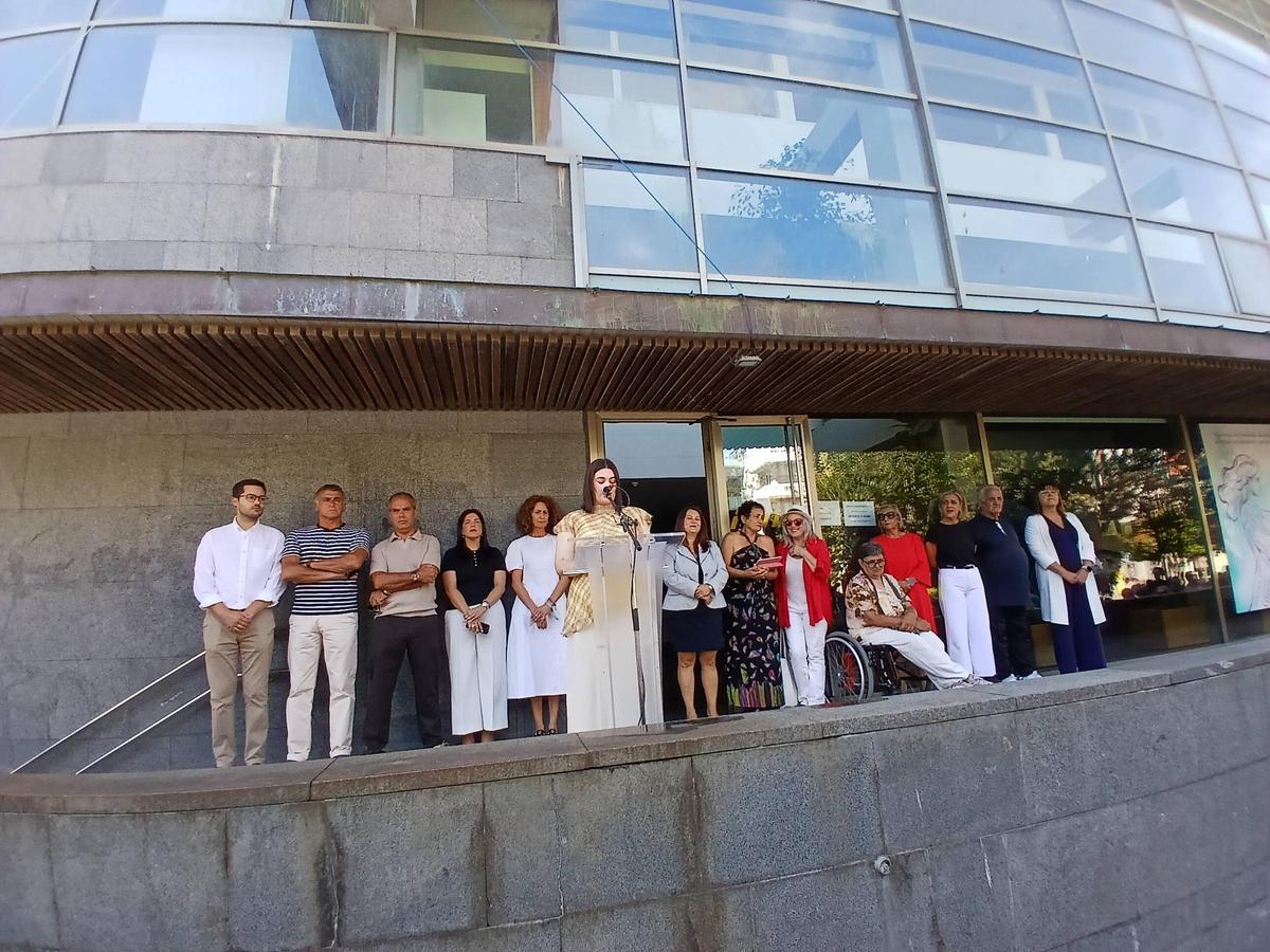 La concejala de Cultura, Xiana Abal, durante su intervención, con los miembros de la corporación y las pregoneras a su espalda.