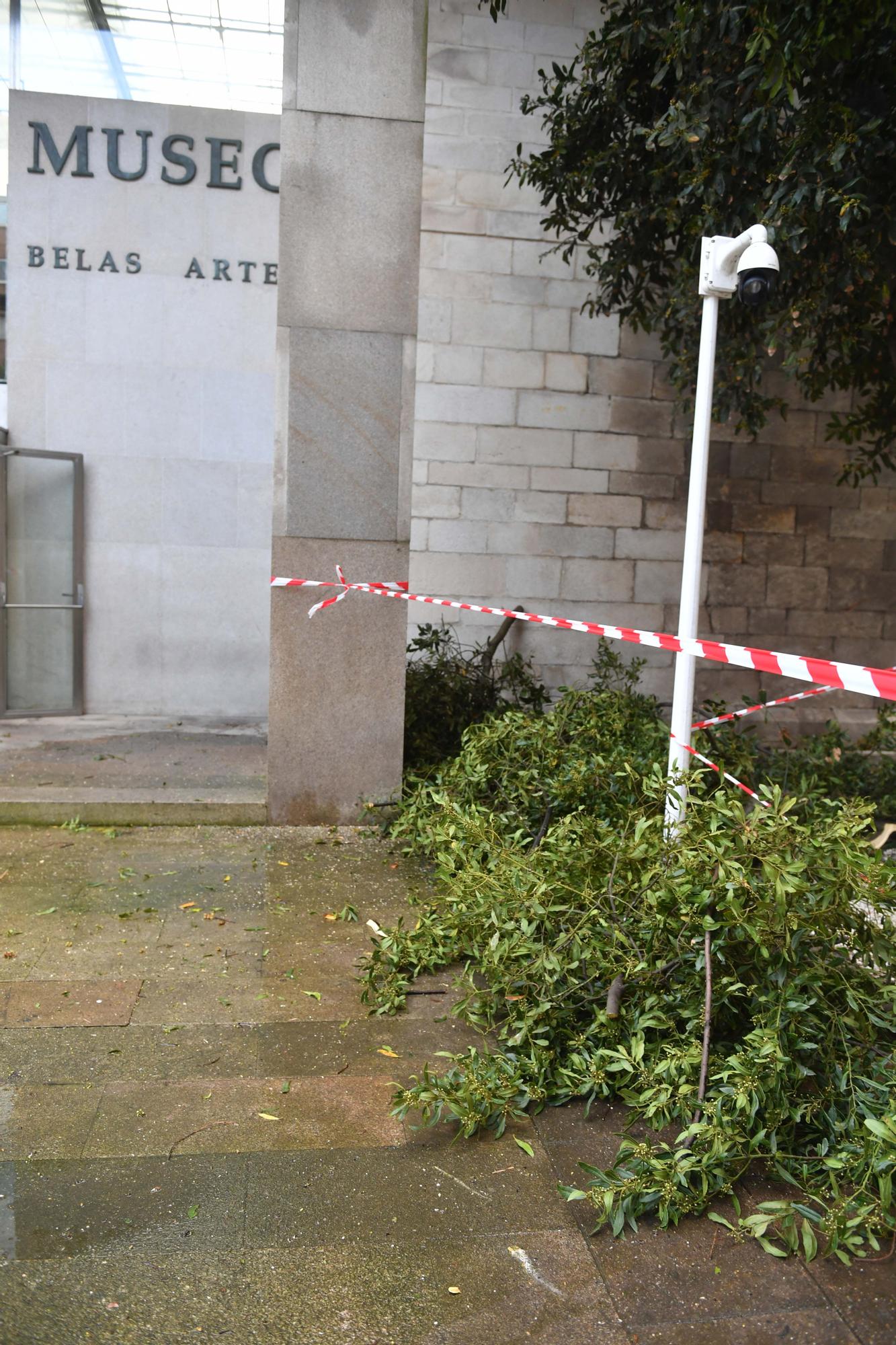 A Coruña en alerta roja: Temporal con fuerte oleaje en Riazor y rachas de más de 100 kilómetros por hora